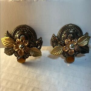 Gold and Bronze coloured  VTG earrings. 
The are CLIP ONS